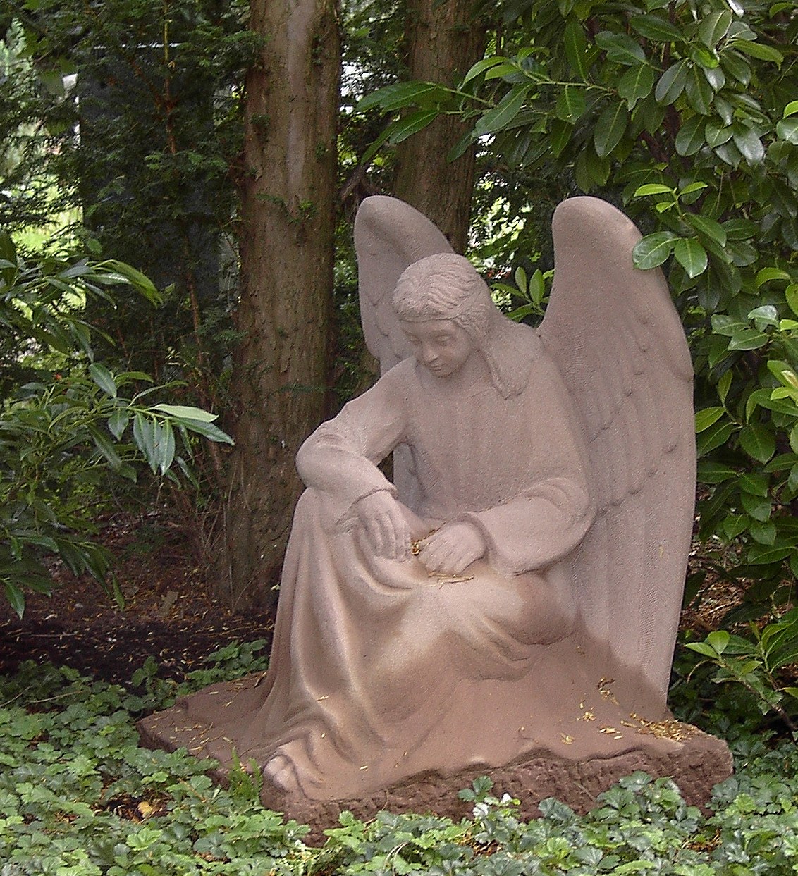 Sitzender Engel - Sandstein